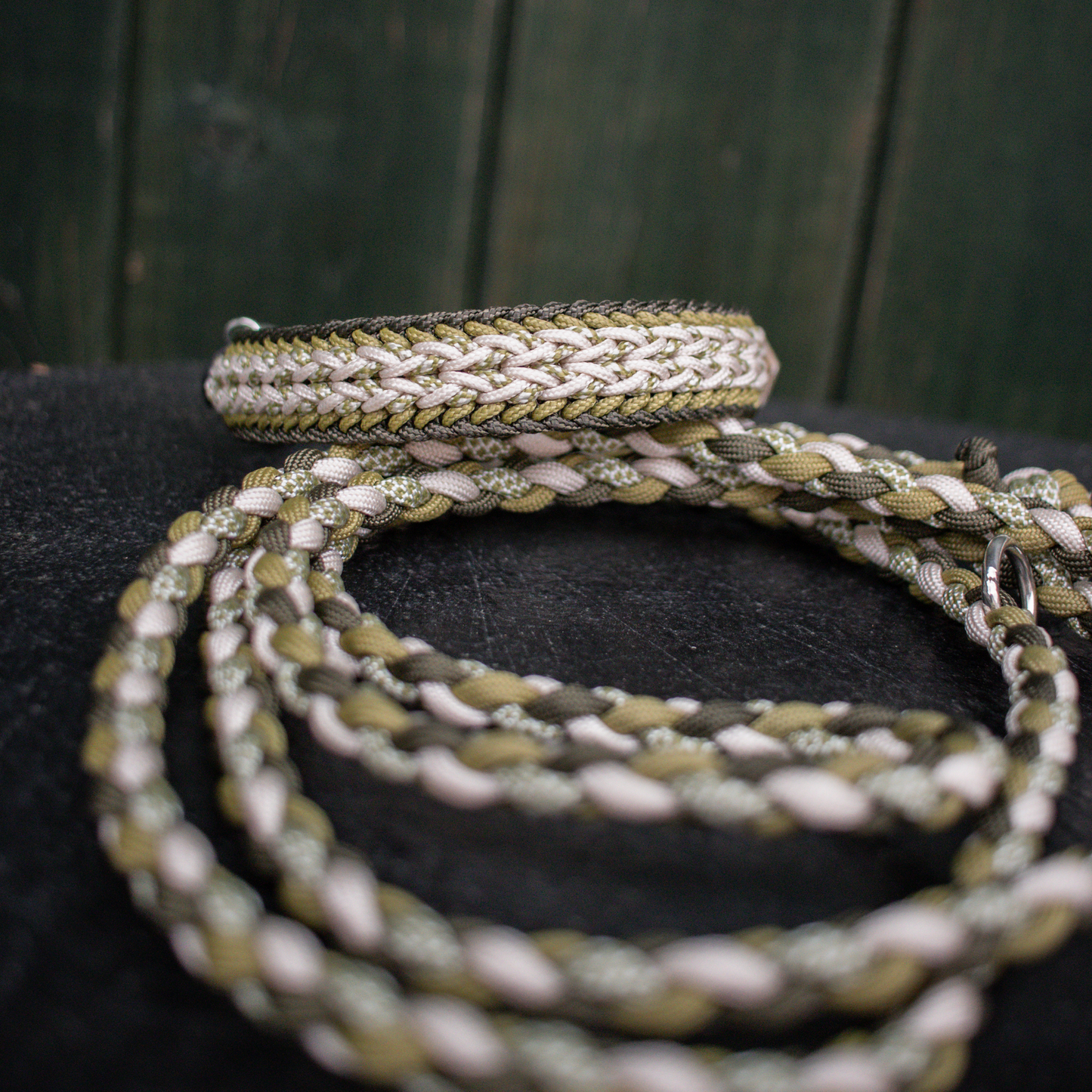 Paracordhalsband "Juno" Typ 1 in Olive und Moos